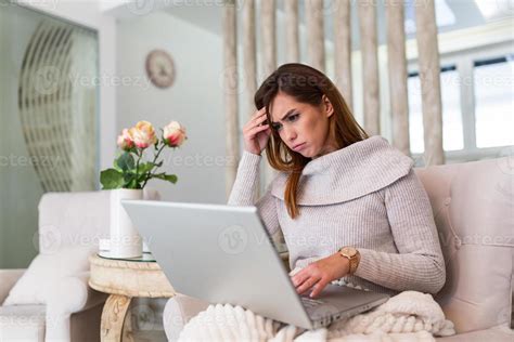 Una mujer con expresión de preocupación, mirando a la distancia, simbolizando el sentimiento de desconexión en la maternidad.