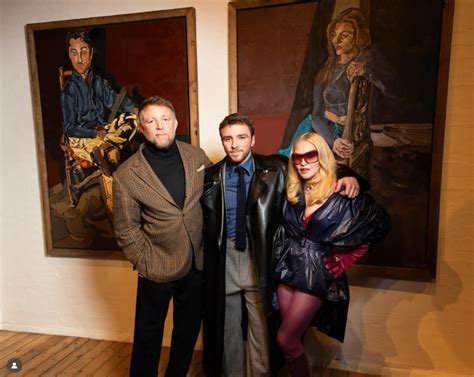Rocco Ritchie en una galería de arte con sus padres