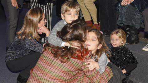 Foto de Cayetana Rivera interactuando con sus hermanos pequeños, Carmen y Curro