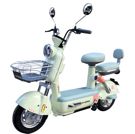 Infografía comparativa: Esquema de una moto eléctrica infantil destacando frenos, batería, manubrio y ruedas de seguridad.