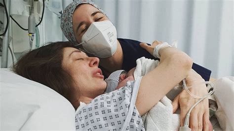 Natalia Ferviú sonríe con su hijo Marcelo en brazos, foto familiar