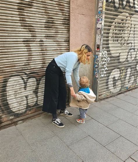 Fotografía de Azahara Ferviú paseando de la mano con su sobrino Marcelo
