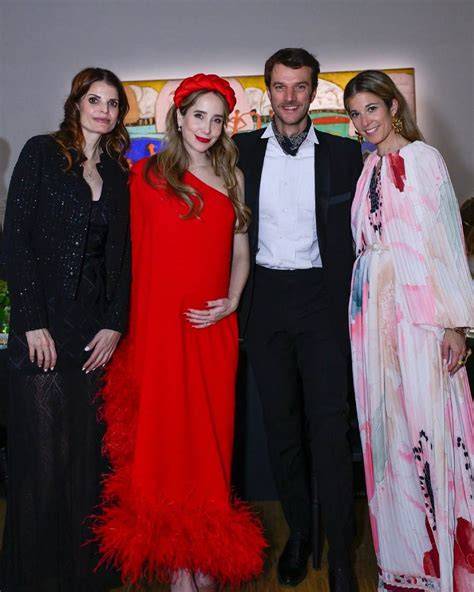 Athina Onassis en un evento cultural en París, con un vestido largo y chaqueta con brillos