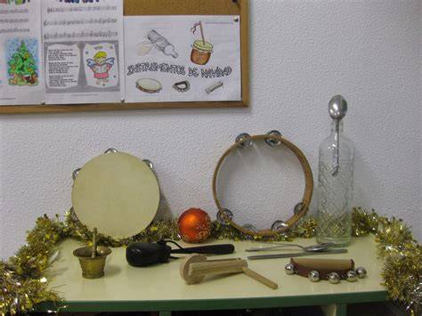 Conjunto de instrumentos tradicionales navideños como zambomba, pandereta, carraca y almirez