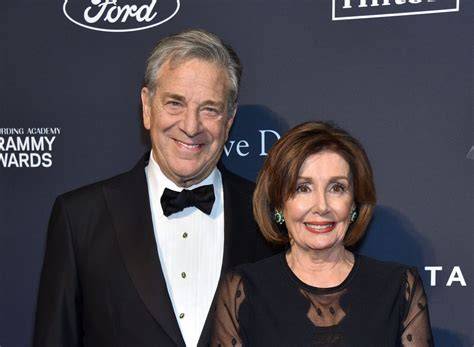Foto familiar de Nancy Pelosi con su esposo Paul y sus hijos