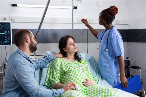 Foto de mujer embarazada recibiendo mechas sin contacto con la raíz