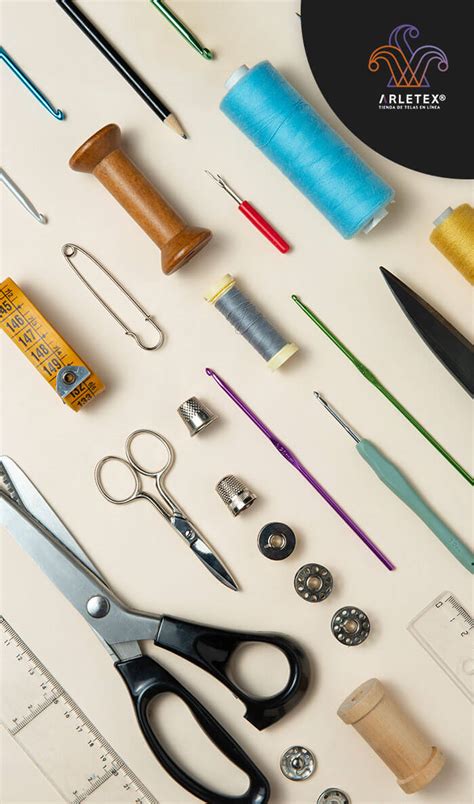 Kit de materiales para confeccionar baberos porta chupetes: telas, hilos, máquina de coser, plancha, herramientas de corte y cierre a presión.