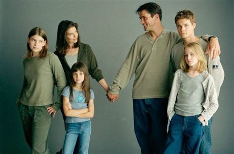 Foto de una familia ensamblada, con una nueva pareja interactuando de manera positiva con los hijos