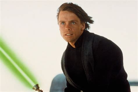 Infografía comparativa de disfraces de Luke Skywalker básicos vs. detallados