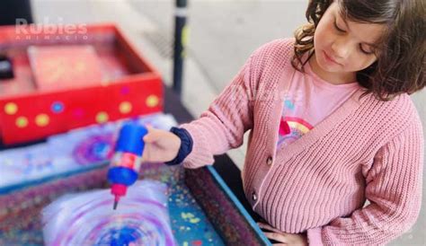 Niños pequeños participando en un taller creativo de pintura