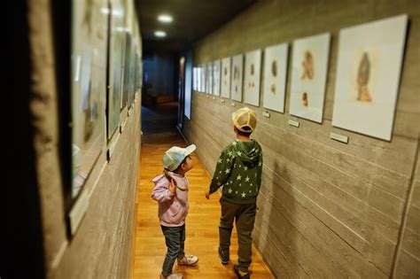 Niños explorando una sala interactiva en un museo de Barcelona