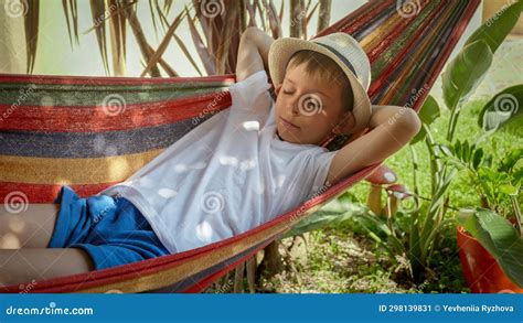 Niño descansando en una hamaca después de un día de juegos