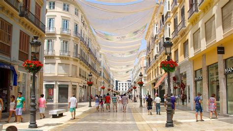 Centro histórico de Málaga con familias paseando