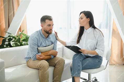 Mujer en un ambiente de apoyo, hablando con una profesional de la salud mental
