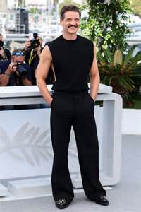 Fotografía de Pedro Pascal sonriendo en una alfombra roja.