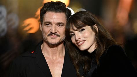 Fotografía de Pedro Pascal junto a su hermana Lux Pascal.