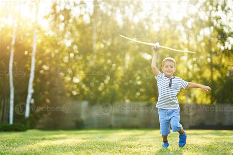 Foto de niño de 2 años jugando al aire libre con un abrigo adecuado