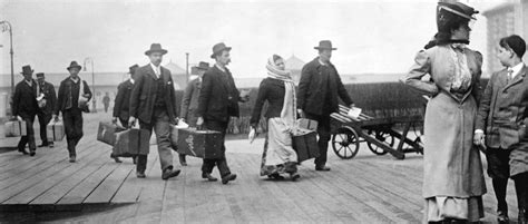 Foto de archivo de inmigrantes llegando a Cataluña en los años 50 o 60