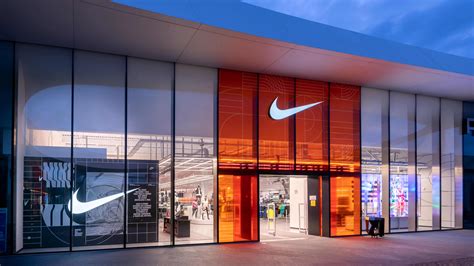 Tienda outlet de ropa Nike para niños con variedad de prendas y calzado