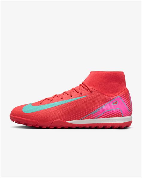Zapatillas y botas de fútbol Nike para niños en un expositor de outlet