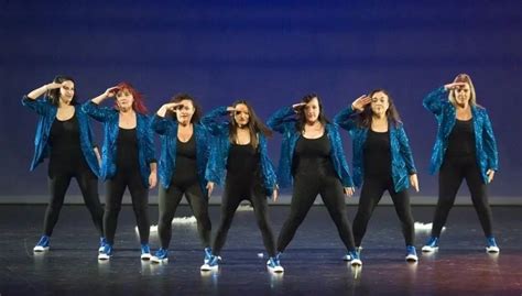 Foto de un grupo de competición de e-MOTION Dance Studio en un certamen