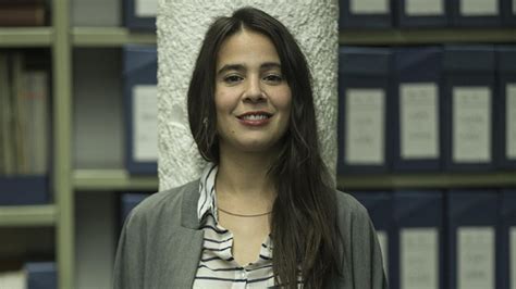 Carlota Olcina posando para una entrevista