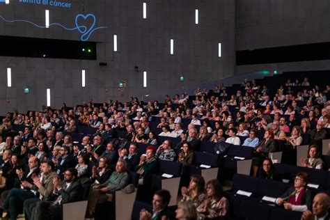 Imagen representativa del congreso, con profesionales sanitarios interactuando y asistentes en un auditorio.