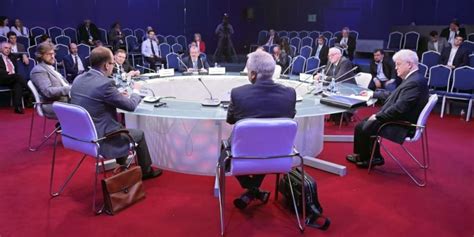 Fotografía de una mesa redonda con profesionales de enfermería discutiendo.