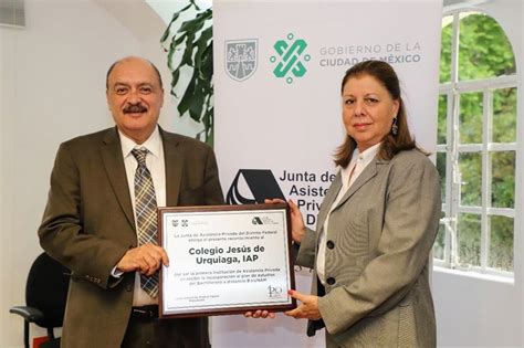 Foto de Jesús Vigorra recibiendo un premio o reconocimiento
