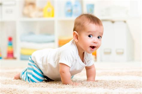 Bebé de 8 meses gateando en una habitación segura