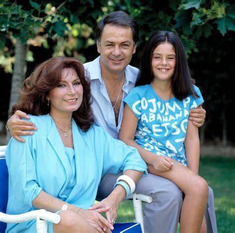 Foto de Rocío Carrasco de niña con sus padres, Rocío Jurado y Pedro Carrasco