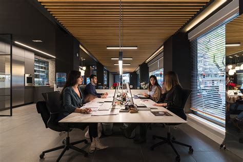 Fotografía de un interior de oficina moderna con suelo técnico y falso techo, destacando la luminosidad