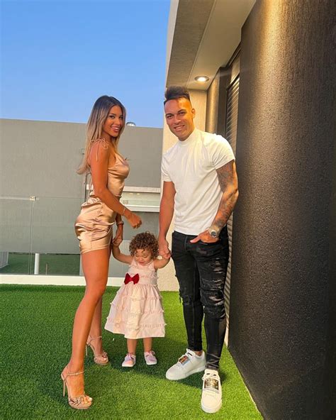 Agustina Gandolfo y Lautaro Martínez anunciando su segundo embarazo