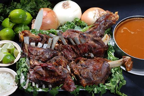 Plato de cabrito asado con guarnición en el Restaurante El Cruce