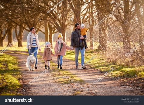 Familia disfrutando de un paseo en dromedario por las dunas