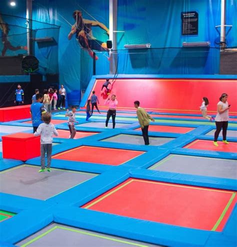 Niños saltando en camas elásticas en un centro de ocio