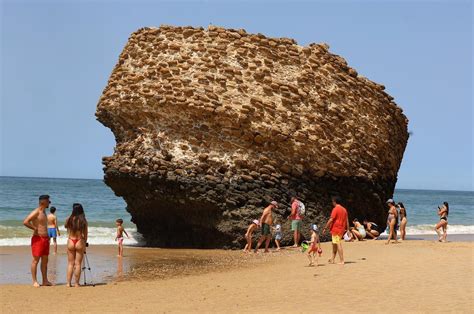 Restos de la Torre de la Higuera en la orilla de la playa
