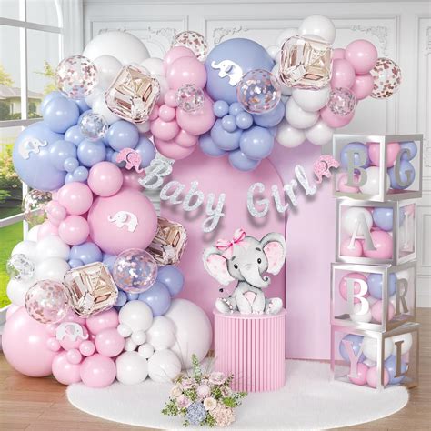 Decoración de un baby shower con globos y guirnaldas en tonos azules para niño