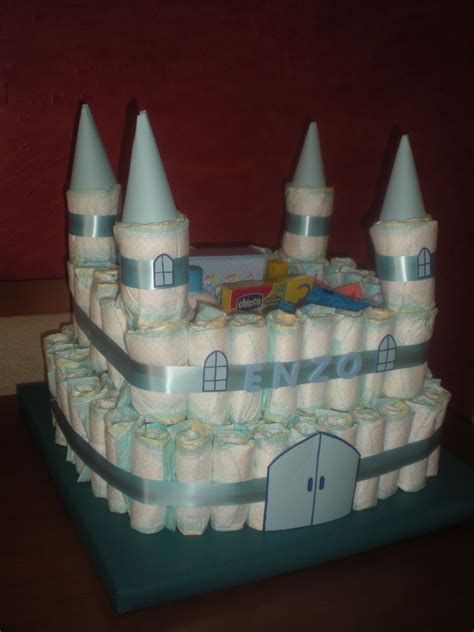 Fotografía de una tarta de pañales en forma de castillo con decoración azul para un niño