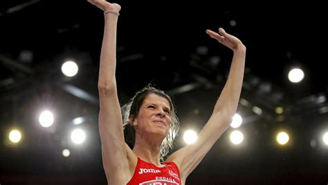Ruth Beitia impartiendo una charla motivacional a niños en un colegio