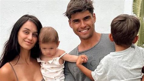 Foto de familia de Leticia Salinero y Javier Rovira con sus hijos