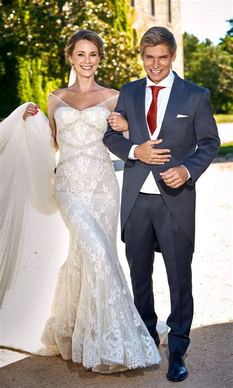 Foto familiar de Carlos Baute junto a su esposa Astrid Klisans y sus cuatro hijos en un entorno hogareño