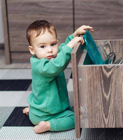 Bebé explorando un espacio con muebles protegidos