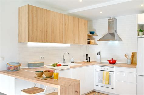 Mueble de cocina con bloqueo magnético en un cajón