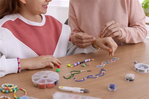 Niña haciendo pulseras con abalorios