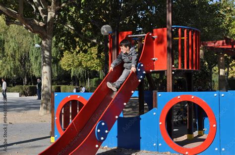 Niño jugando con un coche radiocontrol en un parque