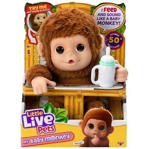 Foto de My Baby Monkey de Little Live Pets interactuando con un niño, con su biberón visible