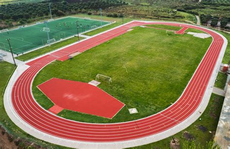 Instalaciones deportivas de Monzón, incluyendo la pista de atletismo y las pistas de tenis
