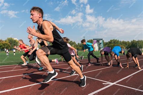 Jóvenes deportistas de Monzón entrenando en diversas disciplinas