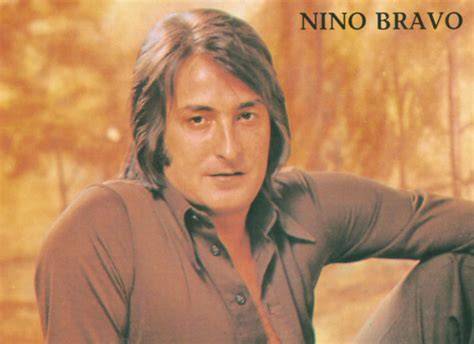 Foto artística de Nino Bravo en concierto, con iluminación dramática